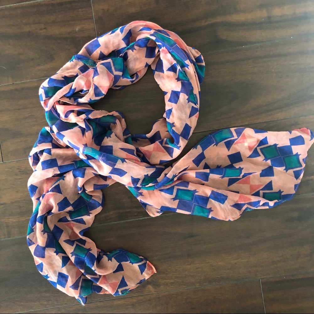 Lightweight geometric patterned scarf 🧣